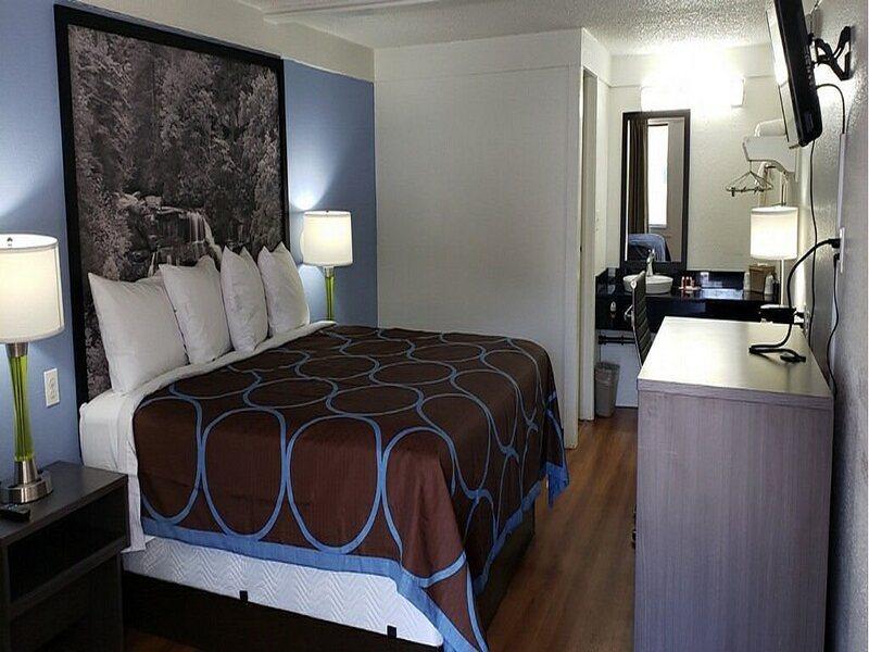 Super 8 By Wyndham Asheville/biltmore Hotel